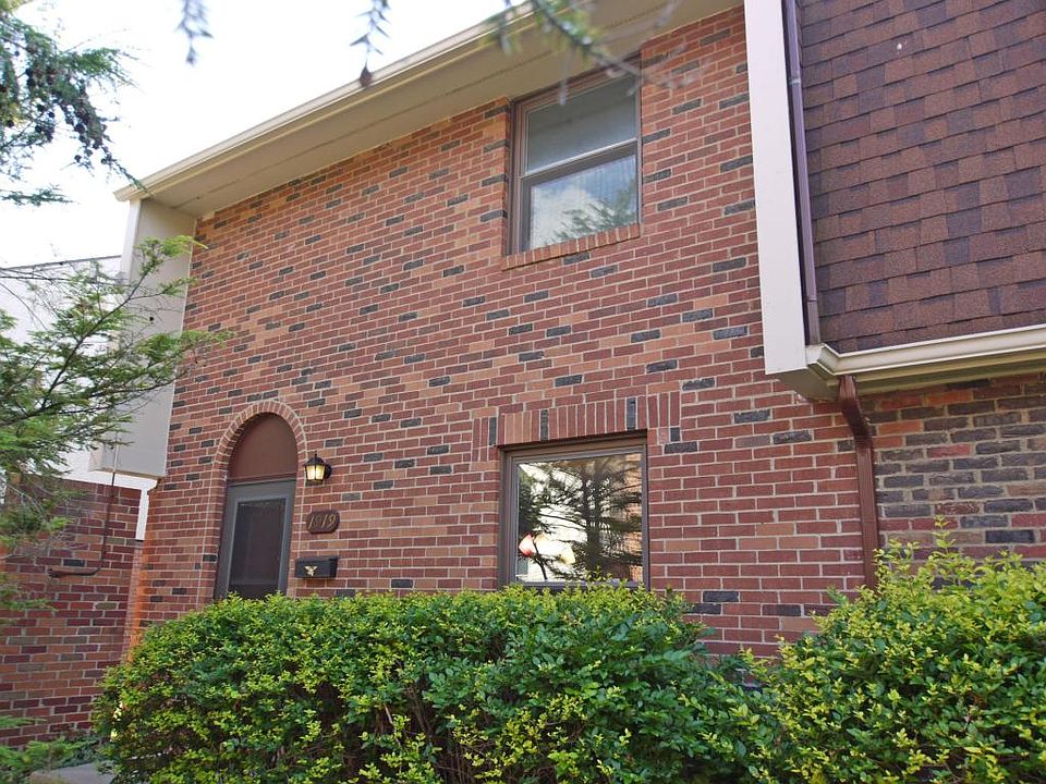 1st image of 1919 N Willoway Cres