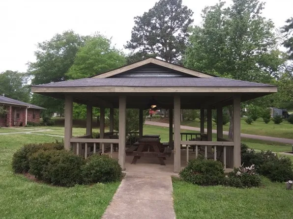 The Grove, 222 Spruce St, Walnut Grove, MS 39189