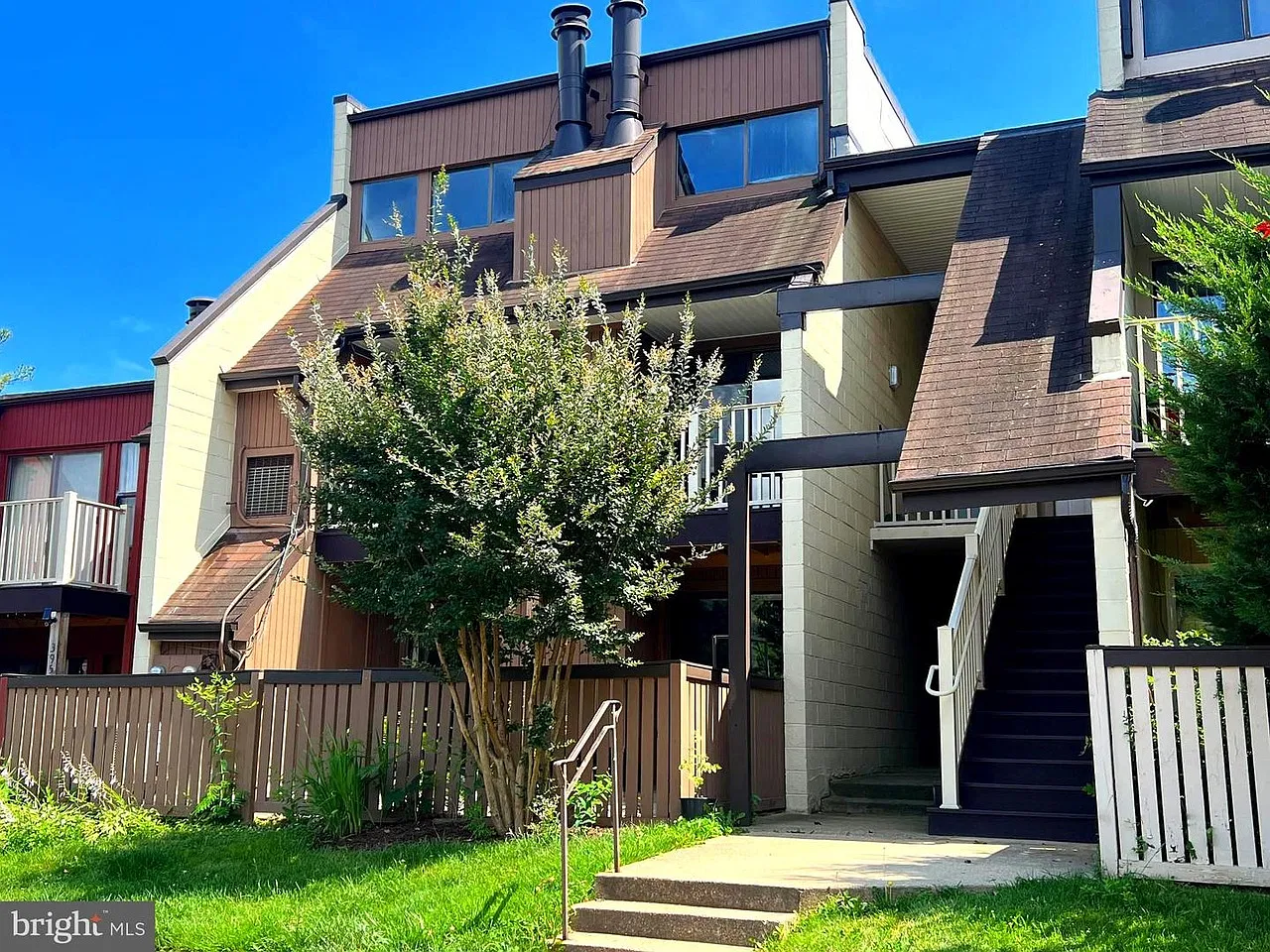 2 bed, 1.5 bath, 1058 sqft, $2,100 — Photo 1