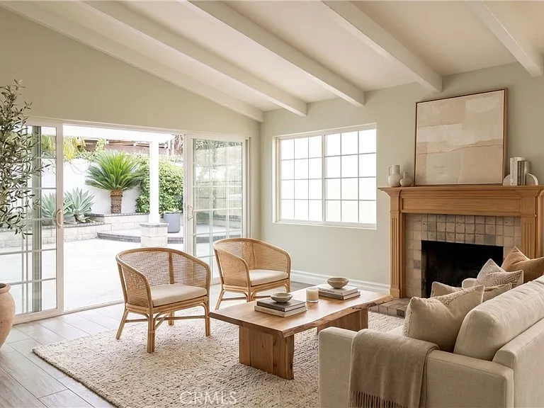 2253 E Belmont Pl — Photo 3