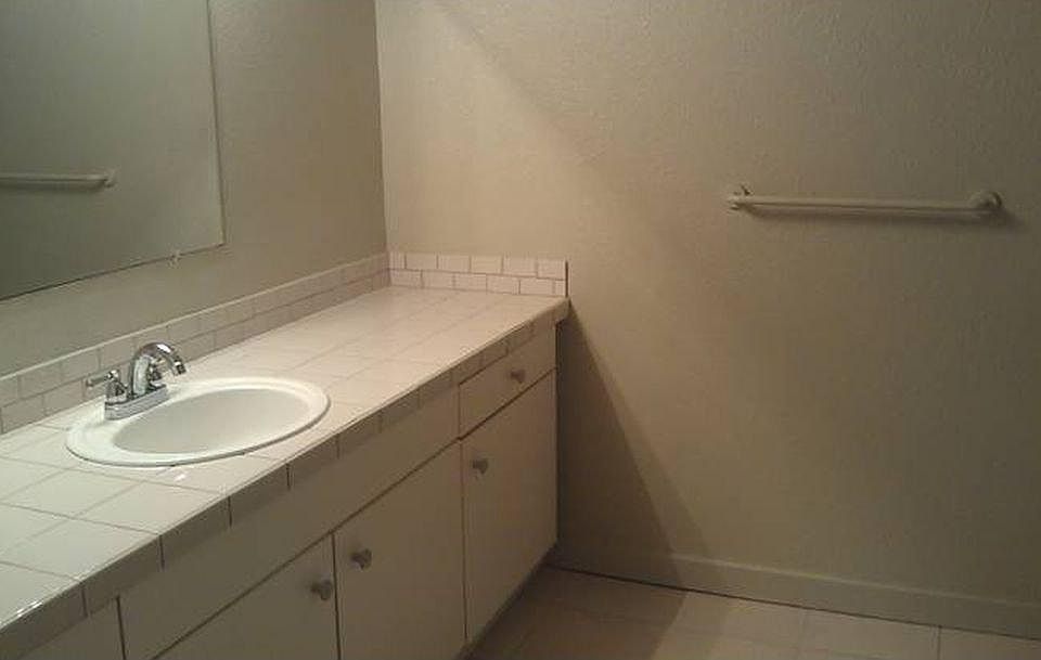 2nd image of 3205 SW Corbett Ave APT C