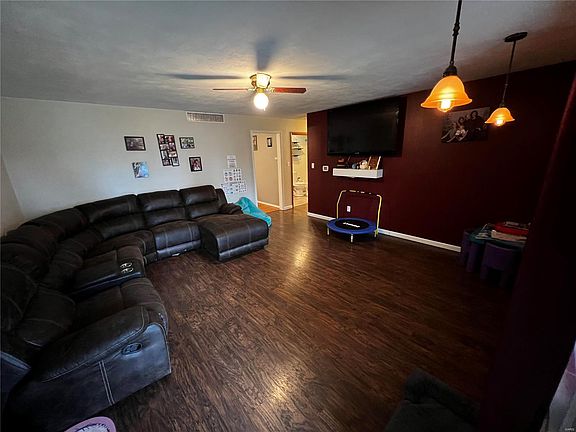 3rd image of 1109 E Washington Ave