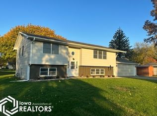 144 Maple Dr, Mediapolis, IA 52637