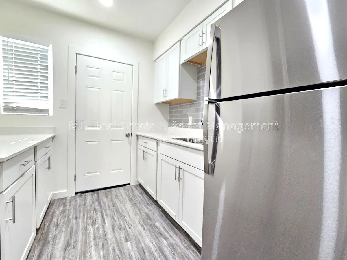Building Photo - 1519 E Oak St #17