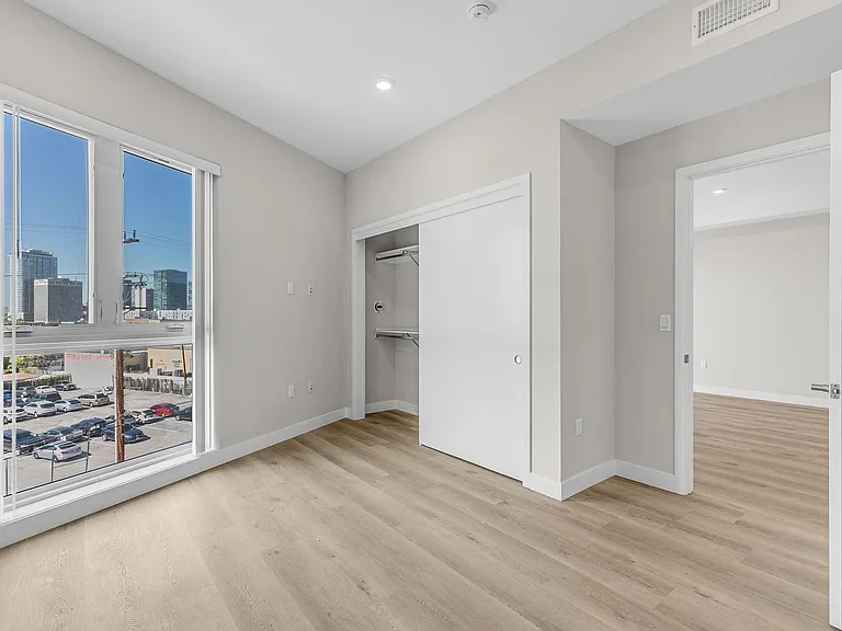 825 Coronado-Building — Photo 76