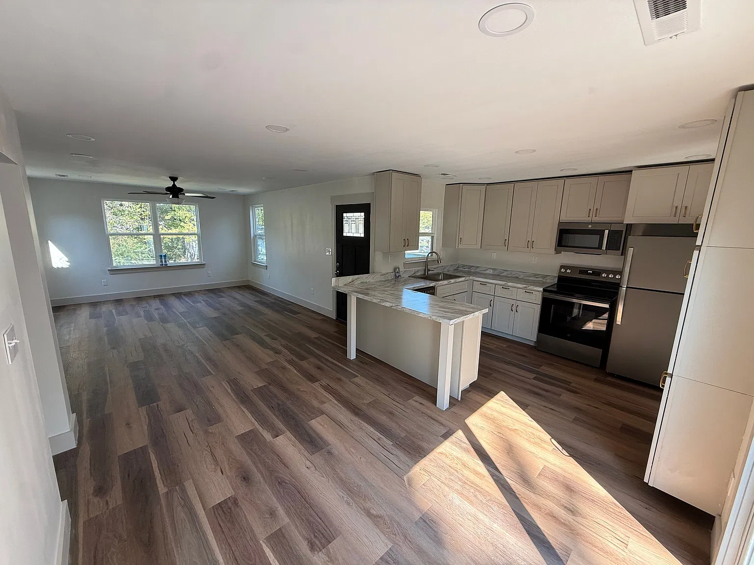 4 bed, 2.5 bath, 1526 sqft, $1,900 — Photo 1