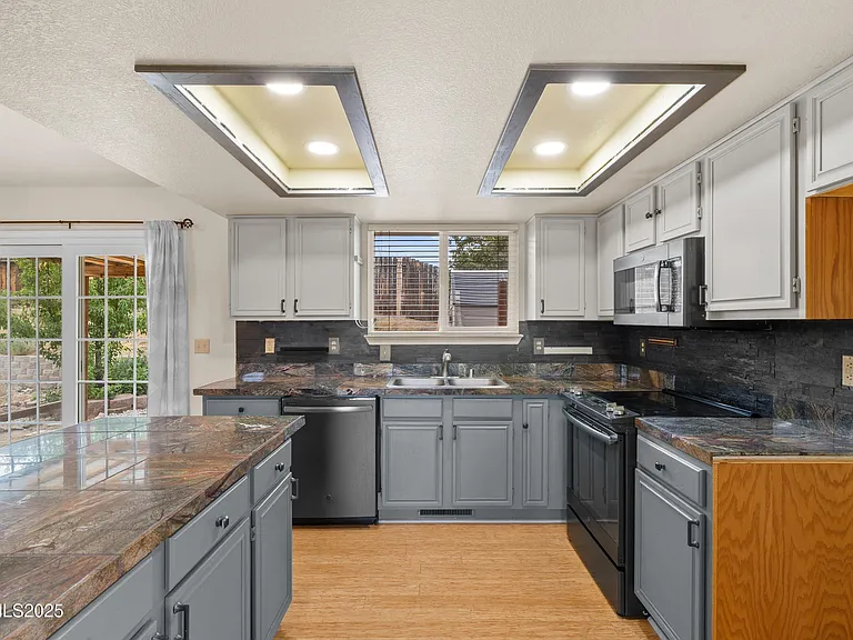 Kitchen with electric stove/oven range, dishwasher and microwave