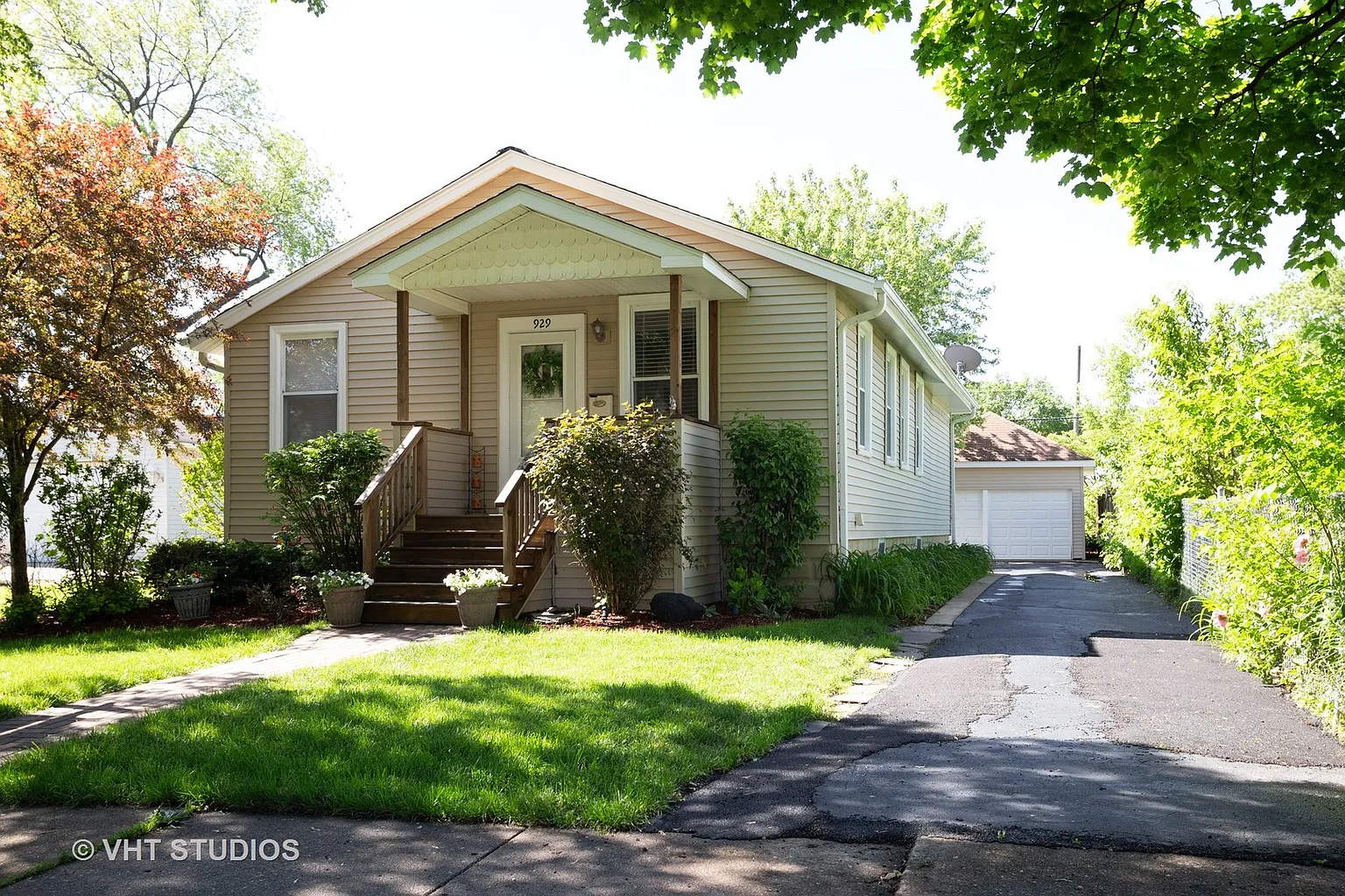 929 Woodlawn Ave photo 1