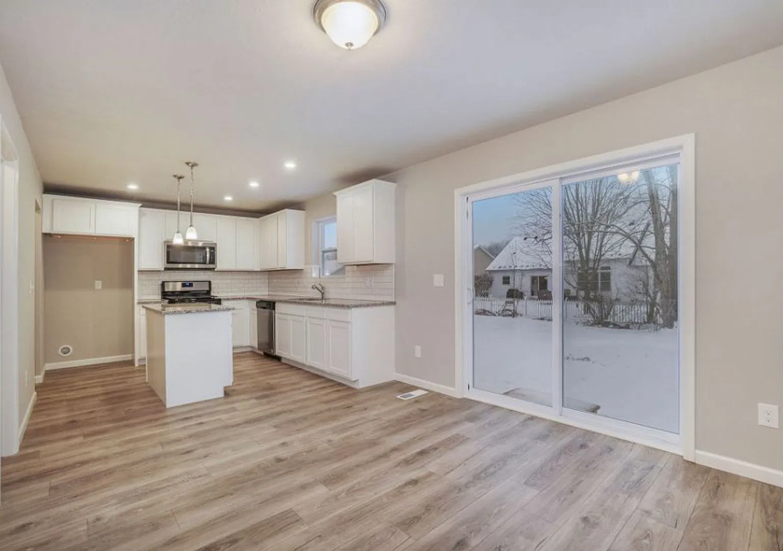1 Month FREE Rent! Applied to Your First Full Month. Terms & Conditions Apply. — Photo 4