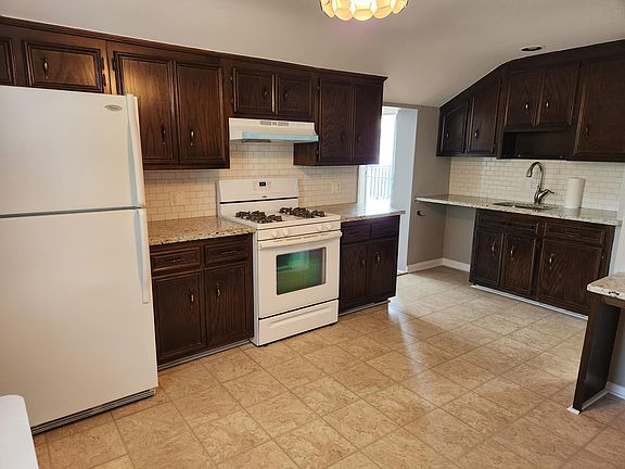 Spacious MEIK w/granite counters