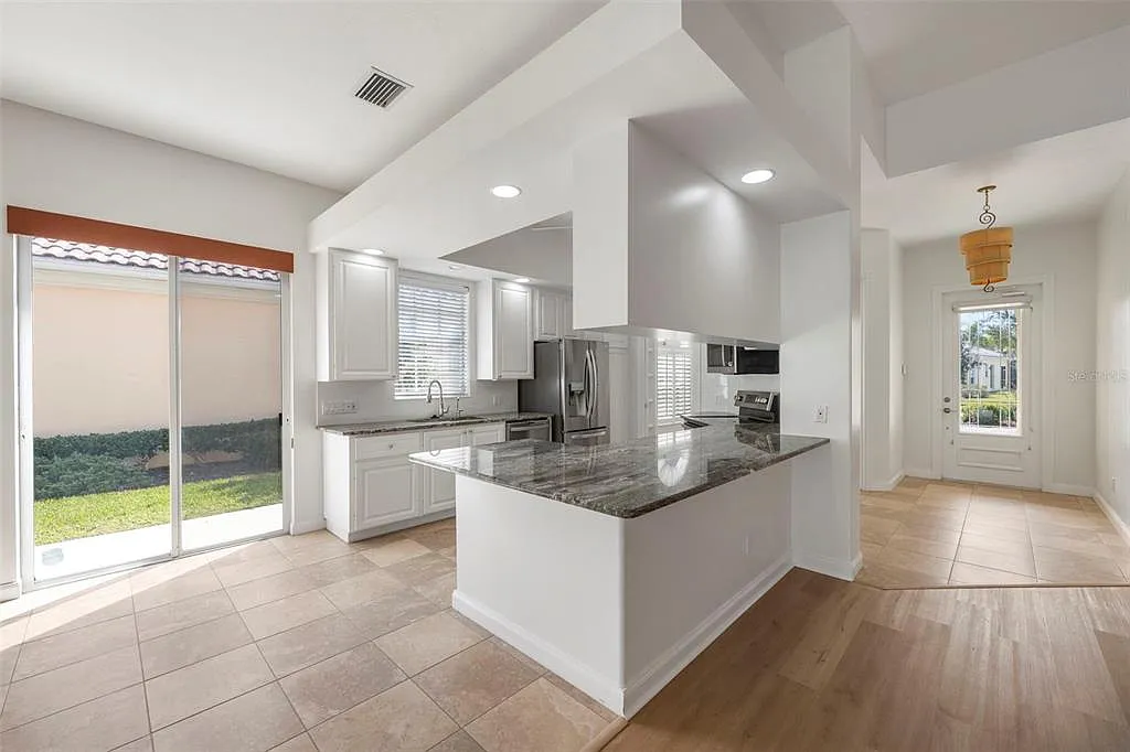 3 bed, 2.0 bath, 2008 sqft, $3,800 — Photo 4