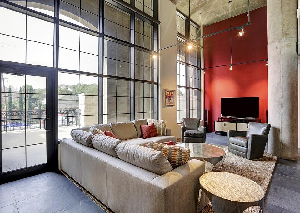 1st image of 1005 S Shepherd Dr APT 209