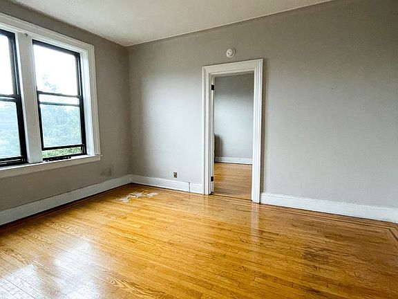 3rd image of 2924 21st Ave