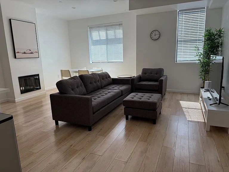 137 W 6th St #201 — Photo 3