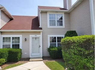 590 Le Parc Cir, Buffalo Grove, IL 60089