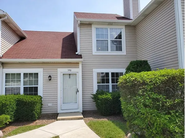 590 Le Parc Cir, Buffalo Grove, IL 60089