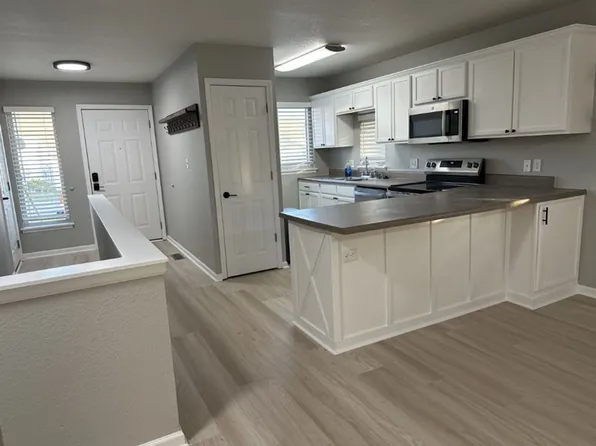 1301 Newfoundland Dr, Manhattan, KS 66503