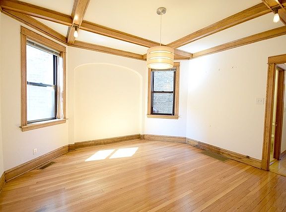 4th image of 4418 N Artesian Ave #1