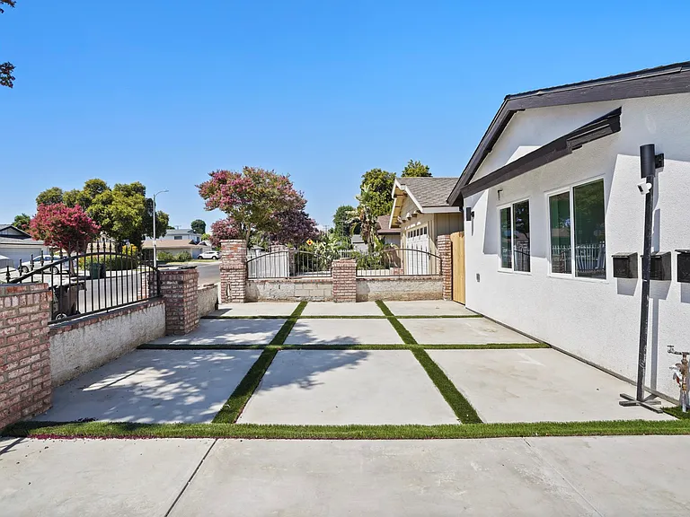 7906 Oakdale Ave — Photo 4