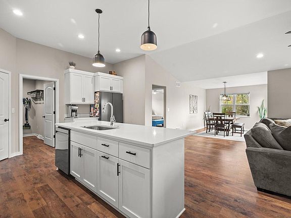 3rd image of 261 Cardinal DRIVE