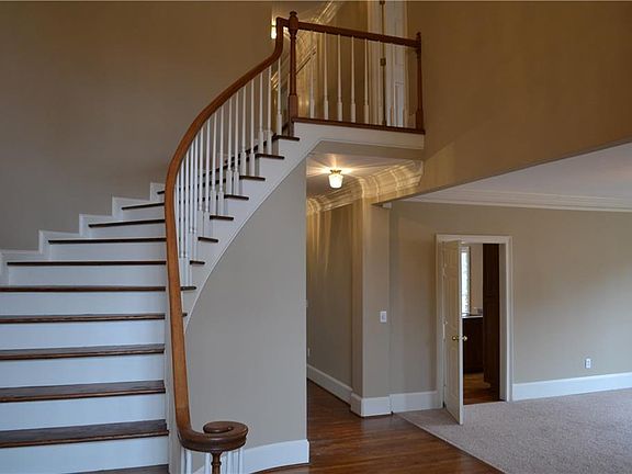 4th image of 130 Holly Glen Ct