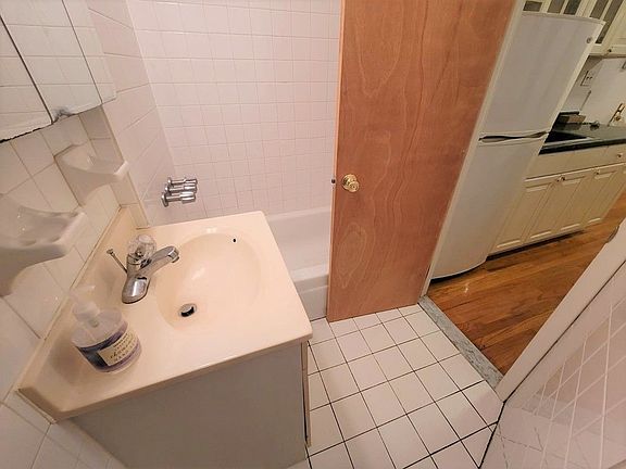 4th image of 421 E 65th St #2E