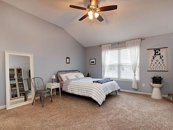 5th image of 593 Surrey Dr