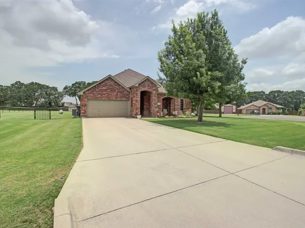 108 Champions Way, Azle, TX 76020