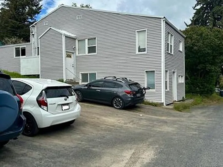 226 N Line St — Photo 2