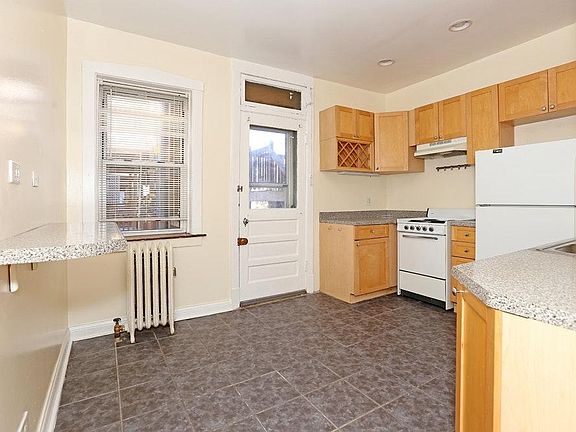 3rd image of 1258 W Montrose Ave #One