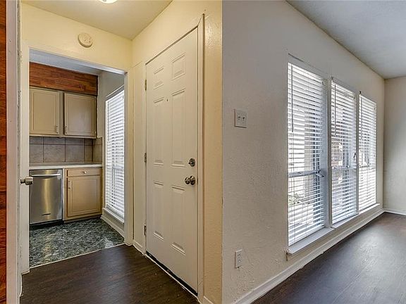 3rd image of 1104 Country Club Ln APT 114