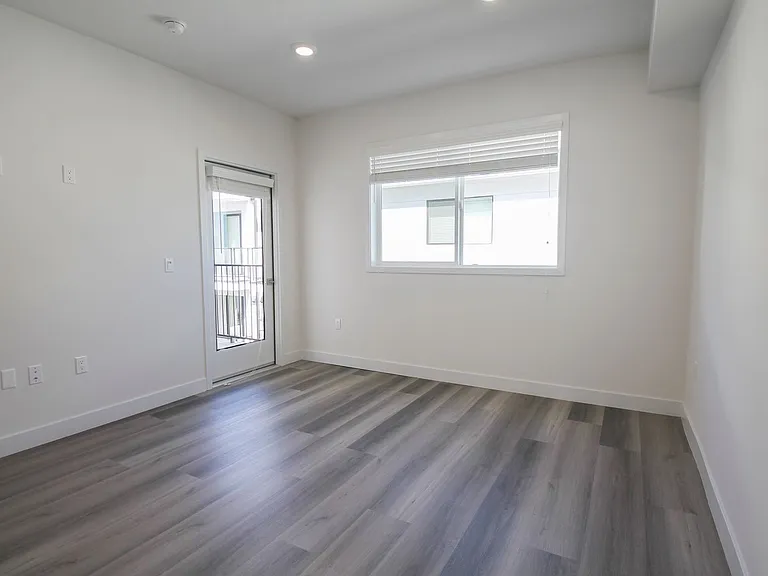 13713 Oxnard St — Photo 9