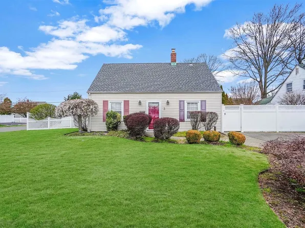 3 Sycamore Lane, Levittown, NY 11756