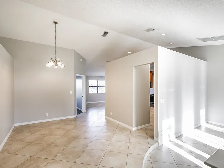 487 SW 169th Ter — Photo 5