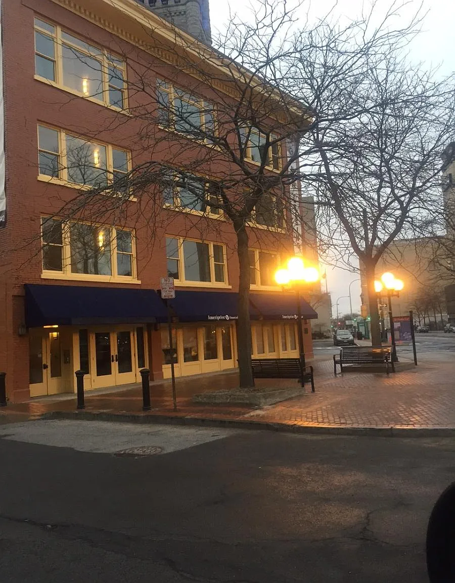1 bed, 1350 sqft, $2,400 — Photo 2