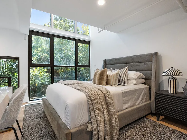 1037 N Laurel Ave #19C — Photo 64