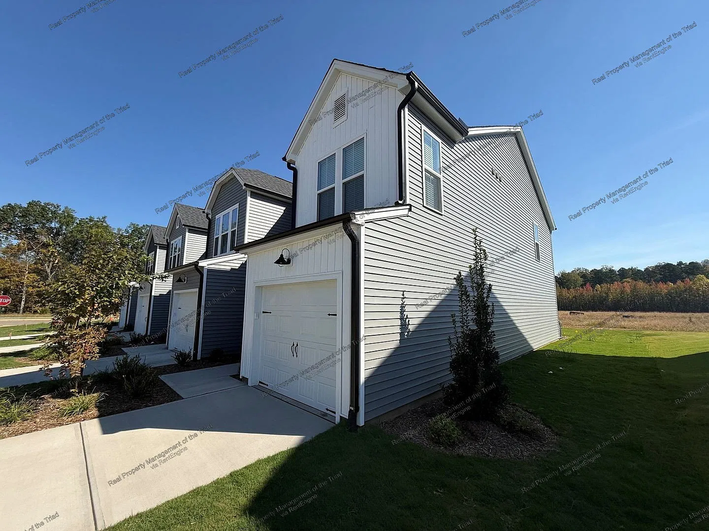 3 bed, 2.5 bath, 1558 sqft, $1,895 — Photo 2