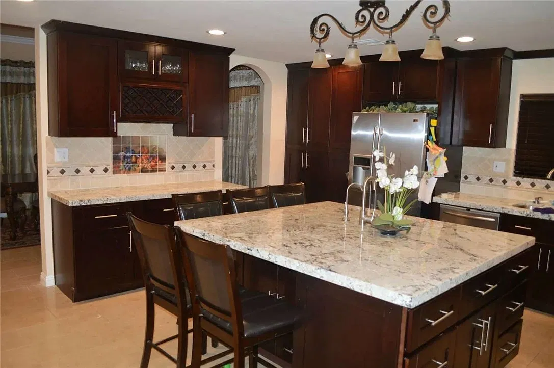 5 bed, 2418 sqft, $5,500 — Photo 2