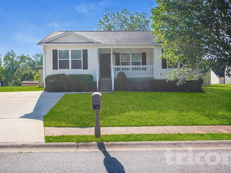2425 Saluda Dr — Photo 1