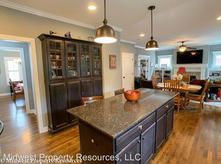 908 SW Redbuck Cir, Lees Summit, MO 64081