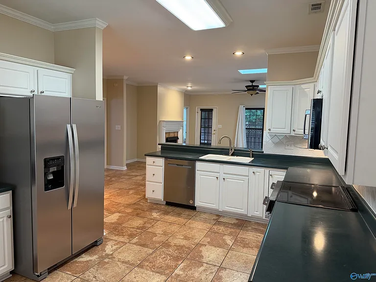 139 Canterbury Dr — Photo 5