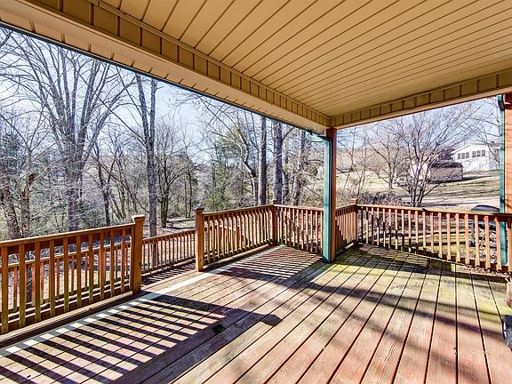 5th image of 125 Sanders Ct