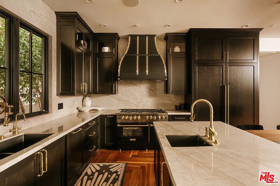 5 bed, 7.0 bath, 8828 sqft, $30,000 — Photo 4