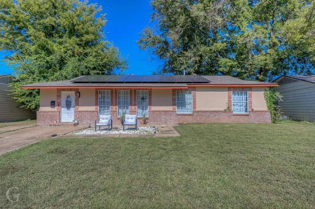 3415 Horseshoe Trail — Photo 1