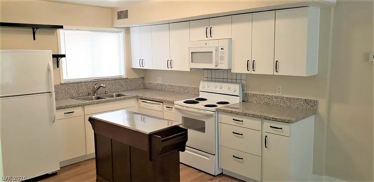 1 bed, 1.0 bath, 702 sqft, $1,085 — Photo 1