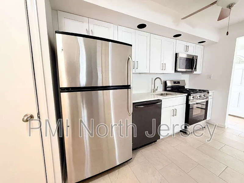 1 bed, 1.0 bath, $1,850 — Photo 3