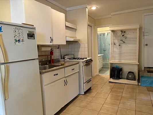 Rented by Alexiou Realty | media 7