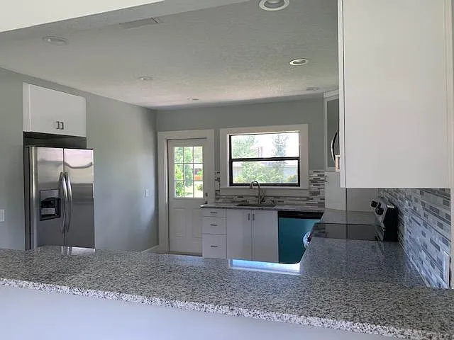 207 E Division St — Photo 6