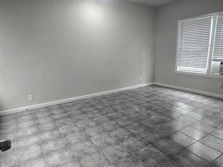 1542 W Craig Pl — Photo 6