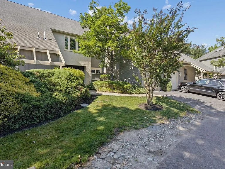 911 Chanticleer — Photo 3